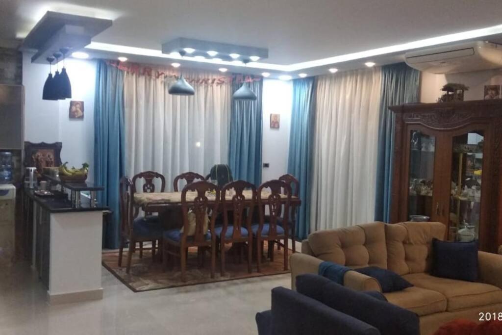 Ultra Modern Townhouse Near To Airport & Shopping *